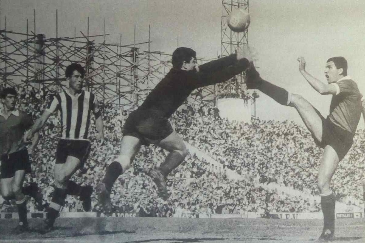Luis Artime con la camiseta de Independiente