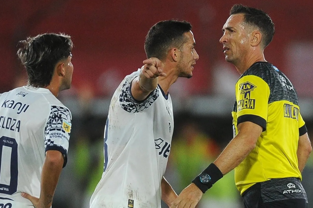 Pablo Dóvalo, encarado por los jugadores de Independiente