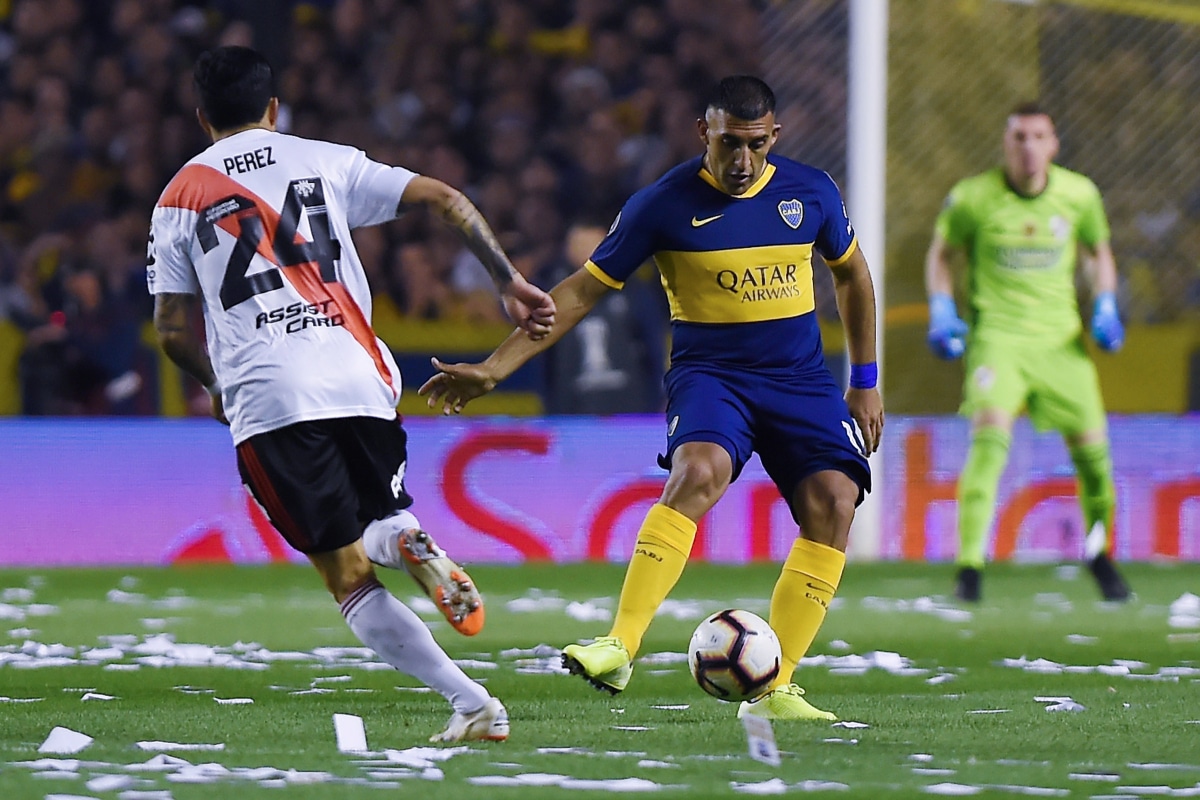 Ramón Ábila jugando en Boca Juniors