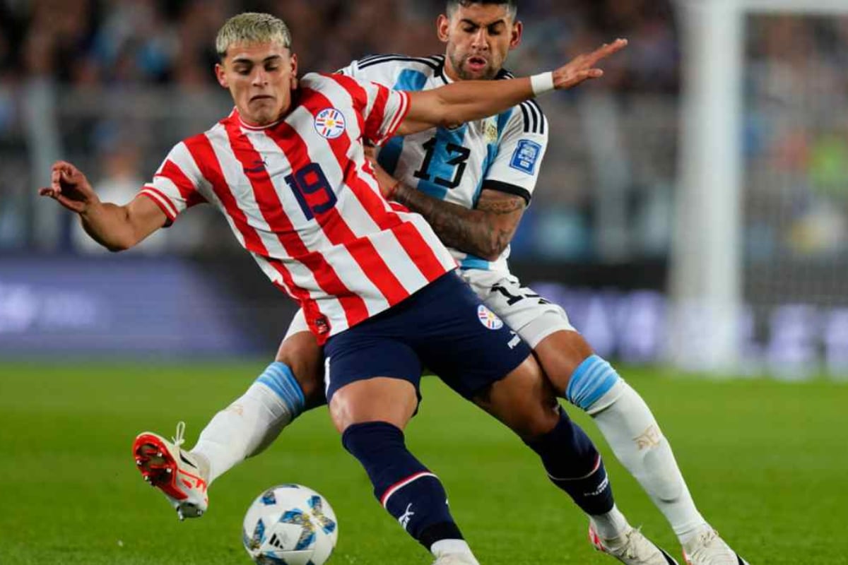 Ramón Sosa jugando en la Selección de Paraguay ante Argentina
