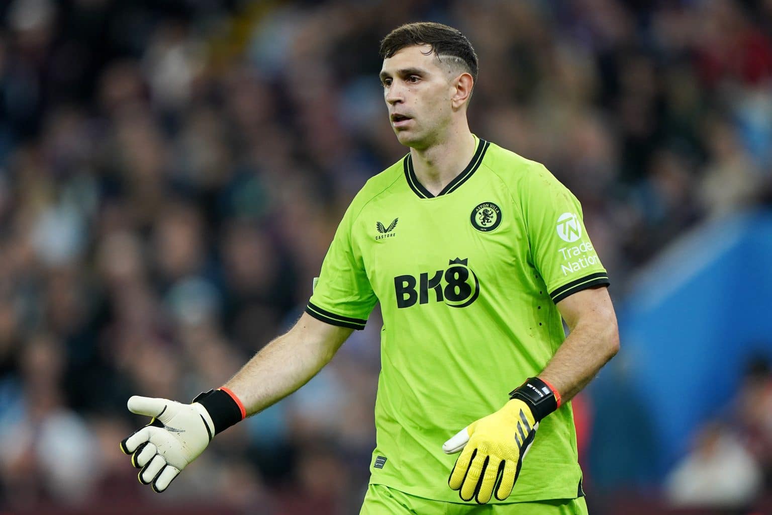 Douche froide pour Emiliano Martinez !