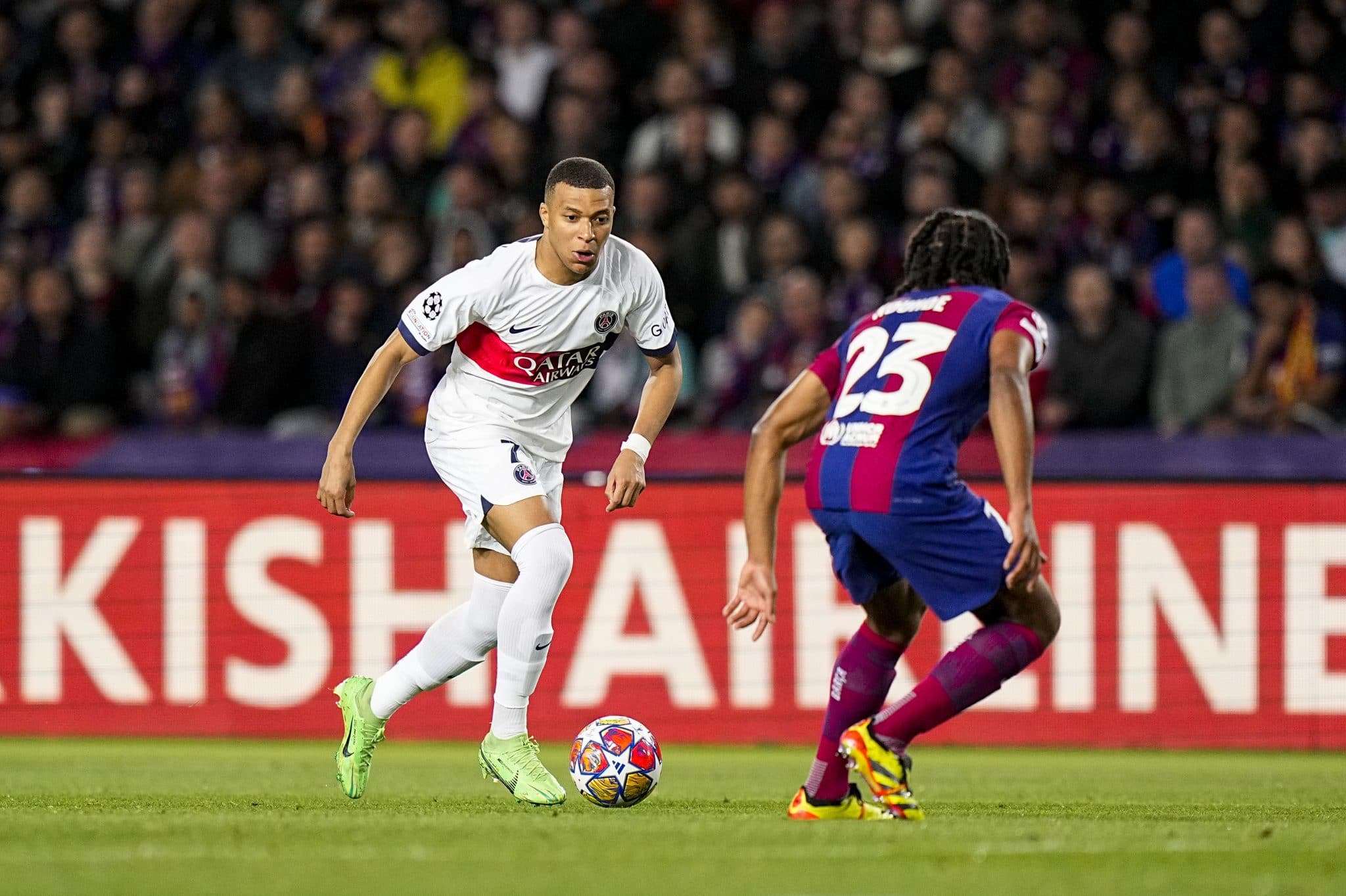 Lors du quart de finale retour de la Ligue des Champions 2023-2024, quel joueur du FC Barcelone se fait expulser à la 29e, précipitant la défaite des siens contre le PSG (1-4) et l’élimination ?