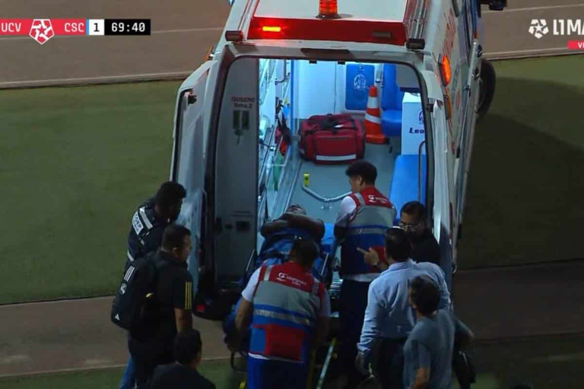 Yoshimar Yotún tuvo que salir en ambulancia