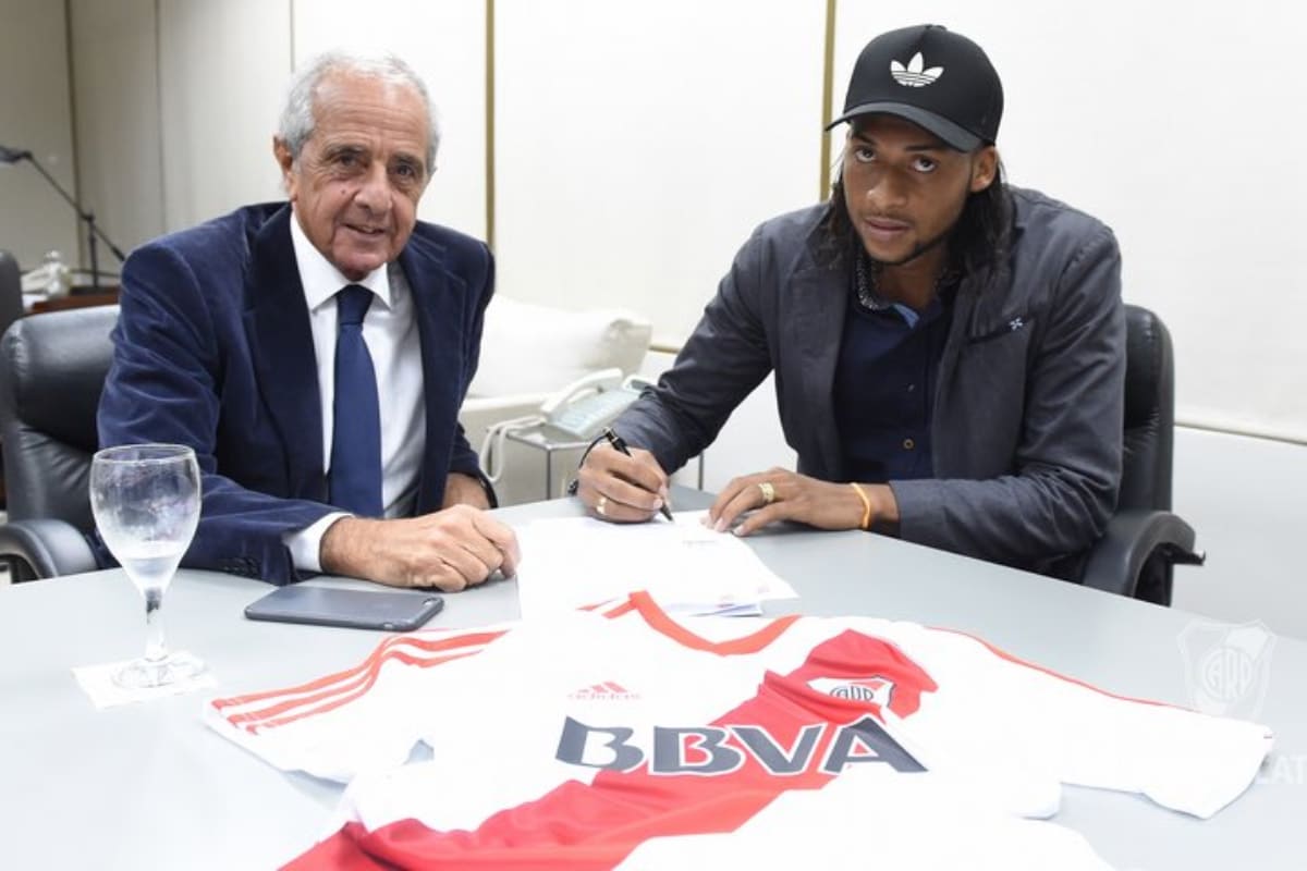 Arturo Mina firmando contrato en River Plate