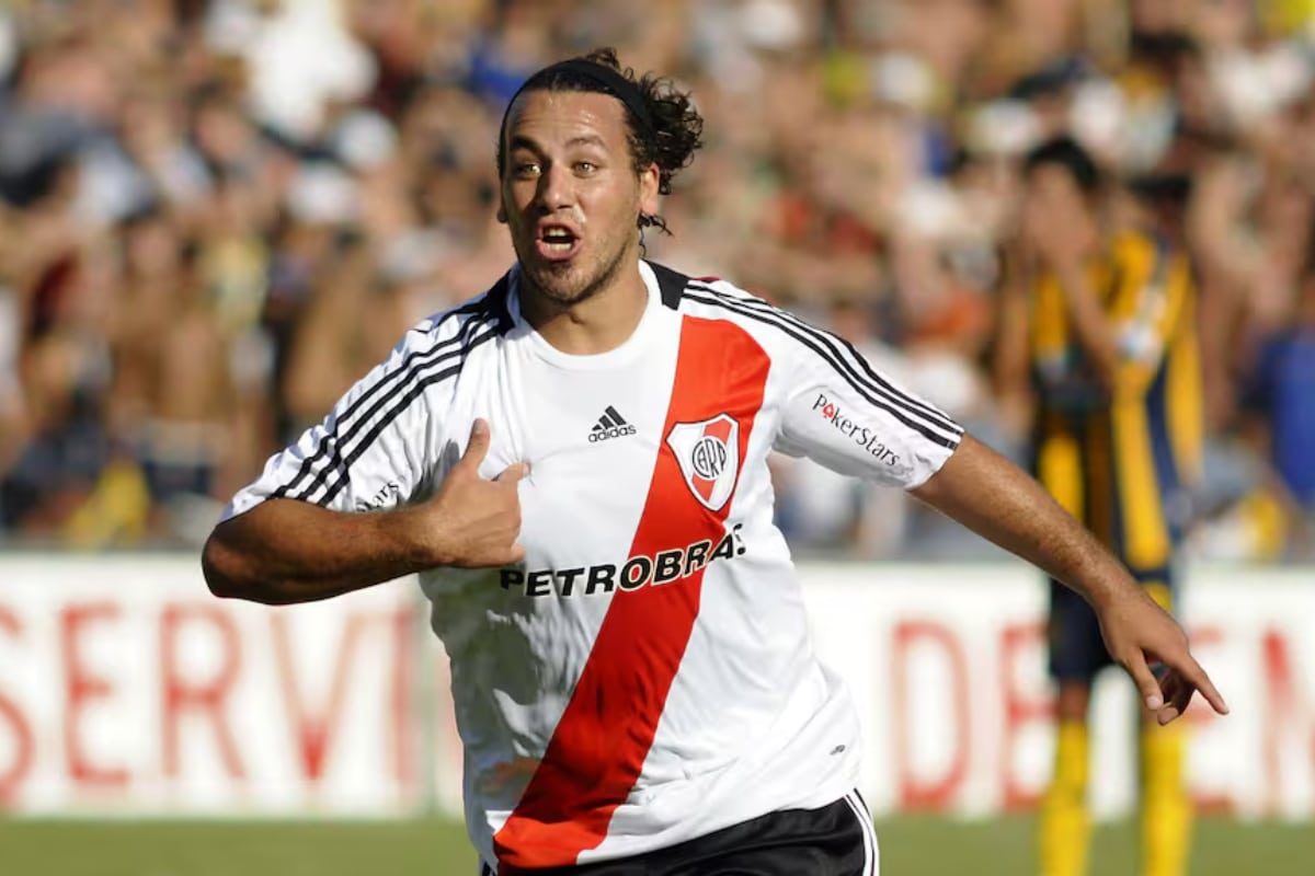 Cristian Fabbiani festejando un gol con la camiseta de RIver