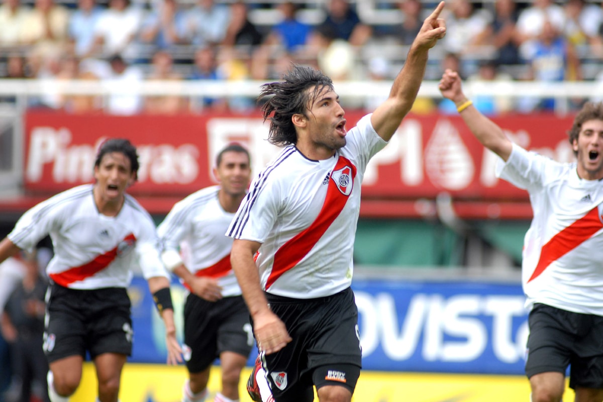 Ernesto Farías celebrando un tanto en River Plate