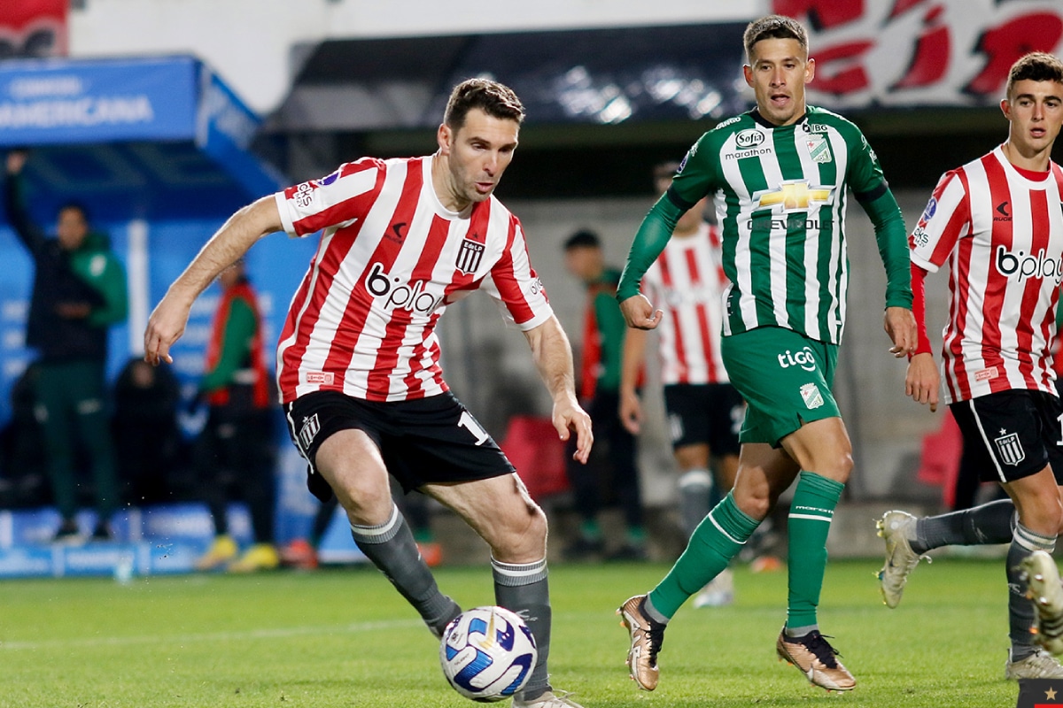 Estudiantes jugando contra Oriente Petrolero en 2023