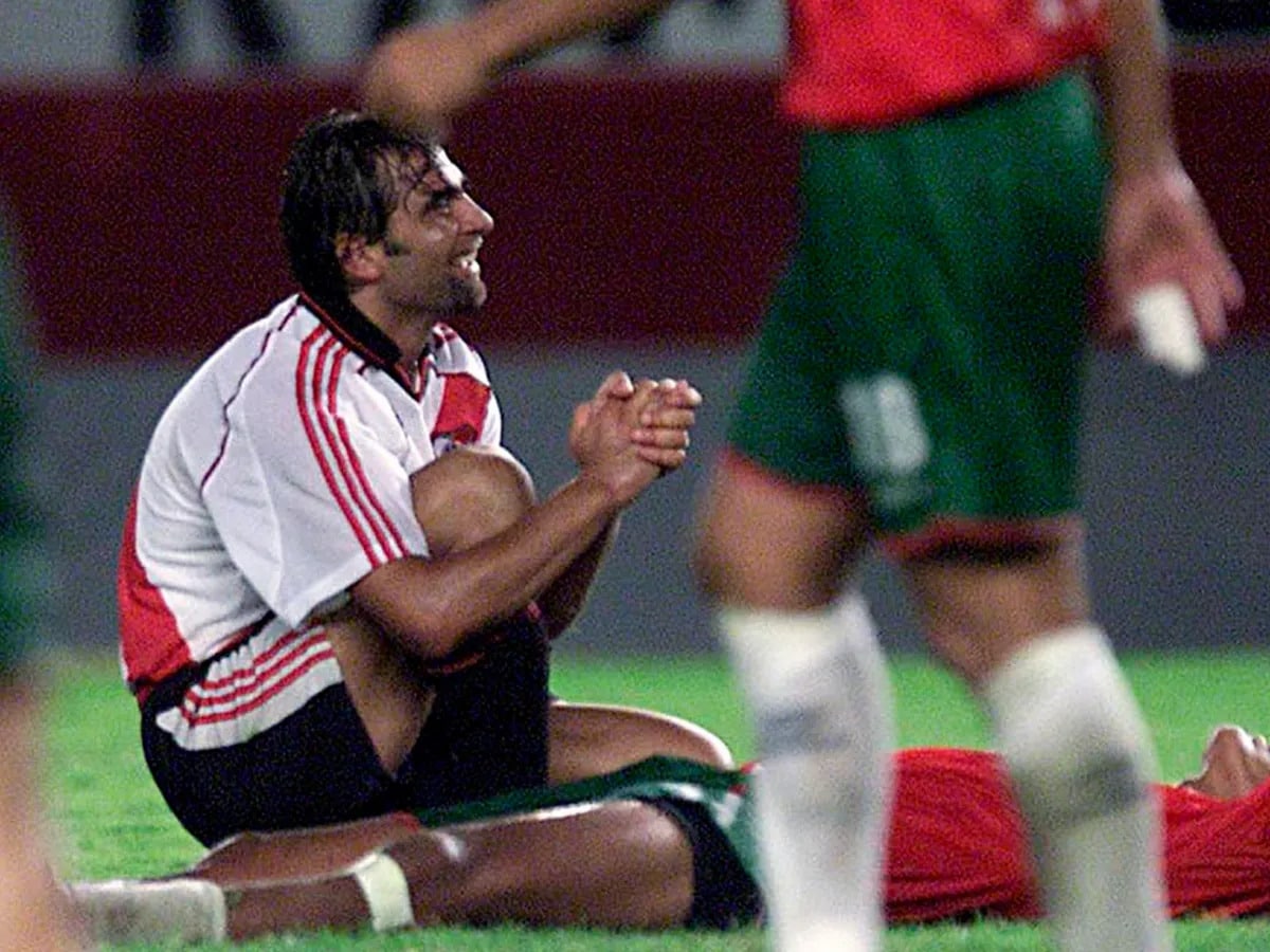 Juan Esnaider con la camiseta de River Plate