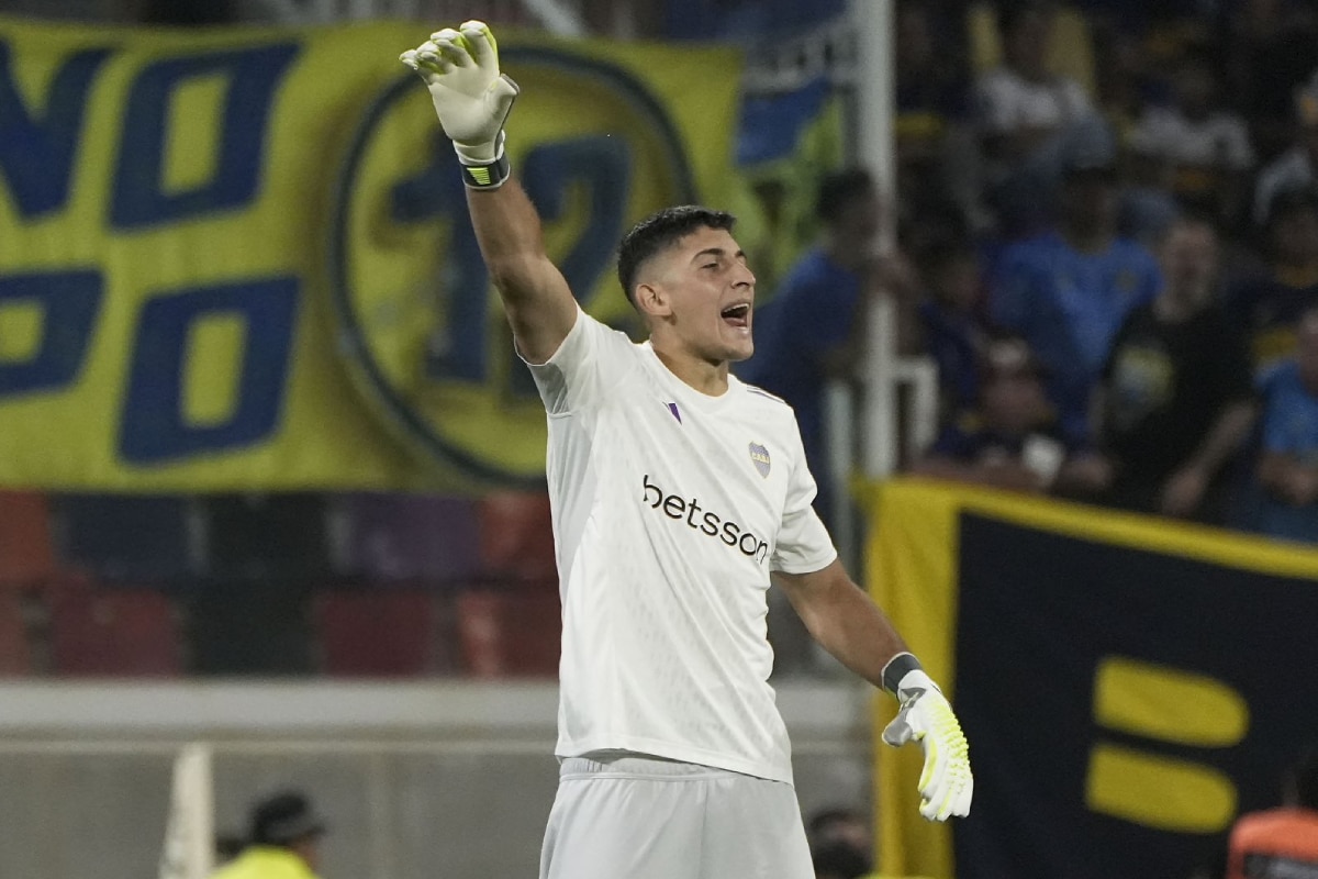 Leandro Brey, dando indicaciones en la primera de Boca