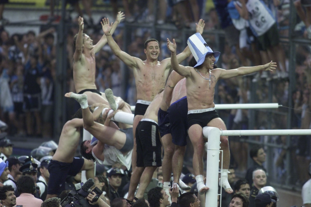 Racing festeja el título del 2001 en cancha de Vélez