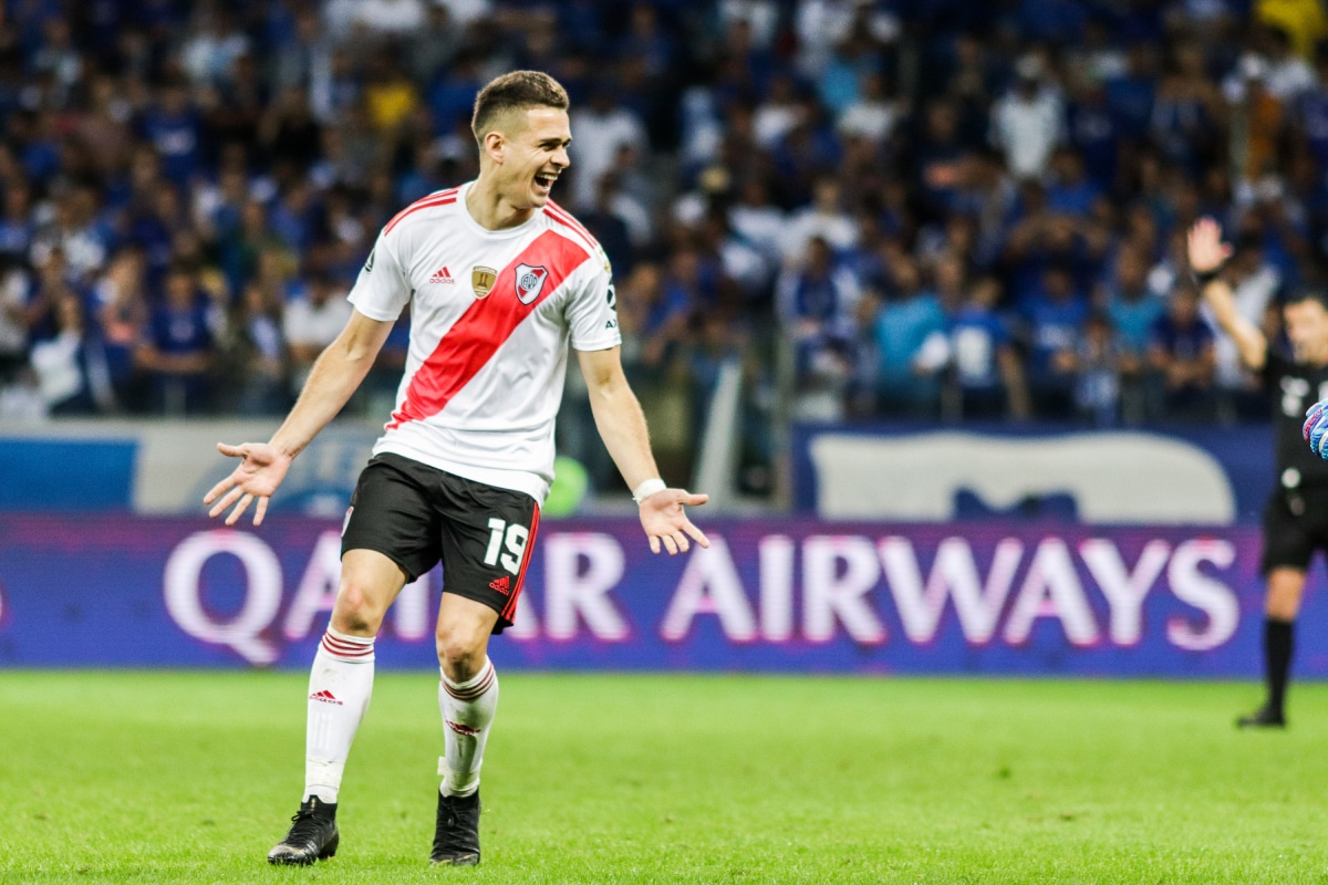 Rafael Santos Borré festejando un gol con la camiseta de River Plate