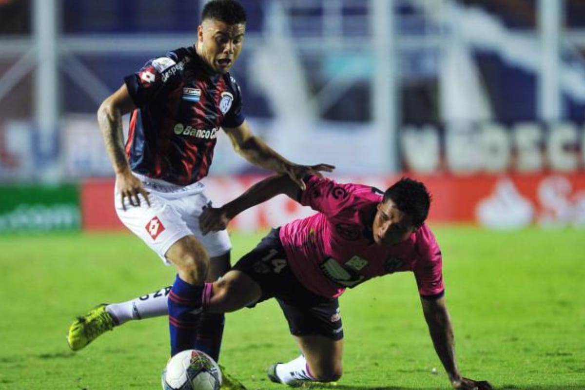 San Lorenzo e Independiente del Valle en un partido de la Libertadores 2014