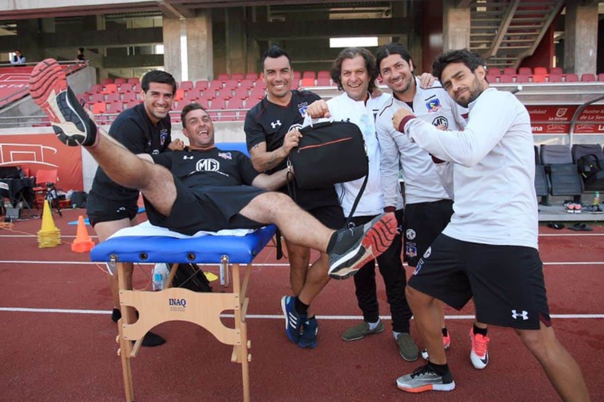 Aníbal Mosa con figuras de Colo-Colo