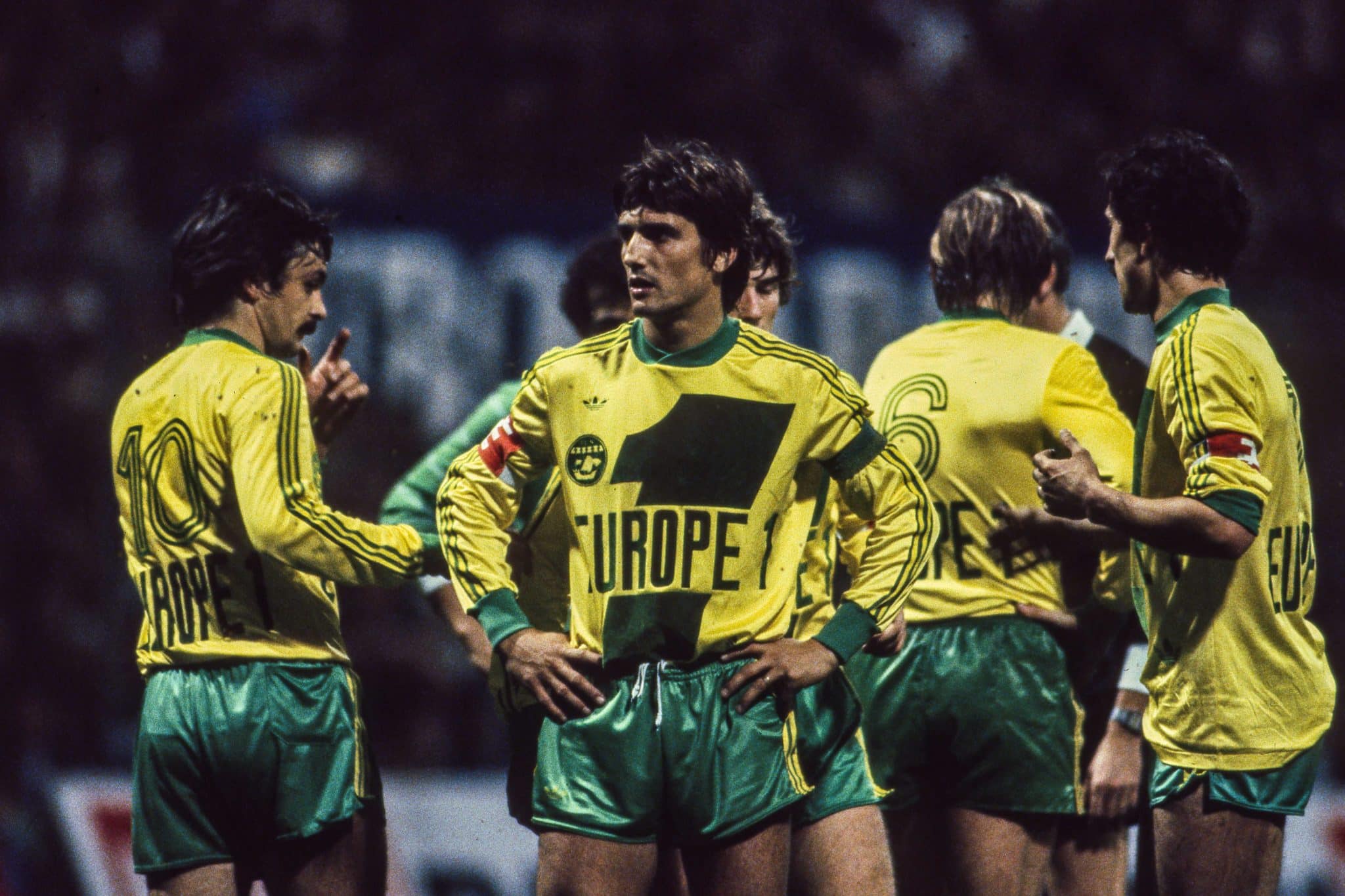 Le FC Nantes détient le record d’invincibilités à domicile en championnat. Durant combien de matchs consécutifs les Canaris ne se sont-ils pas inclinés au stade de la Beaujoire ?