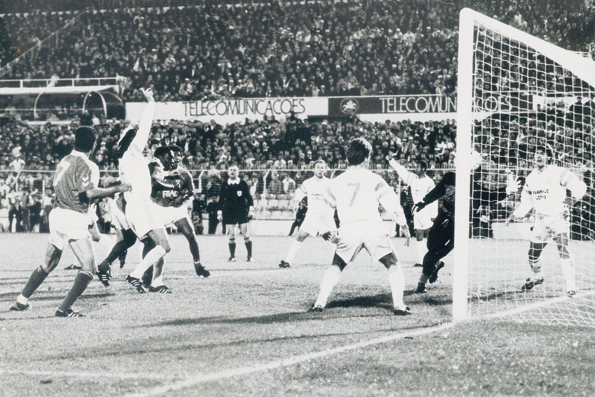 La main de quel joueur du Benfica Lisbonne a éliminé l’OM en demi-finale de la Coupe d’Europe des clubs champions lors de la saison 1989-1990 ?