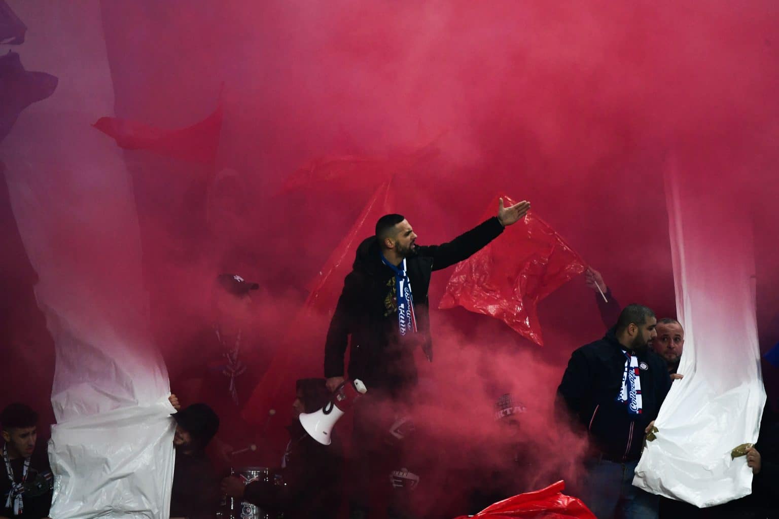 PSG-OL : bagarre entre bus, un péage d’autoroute en feu