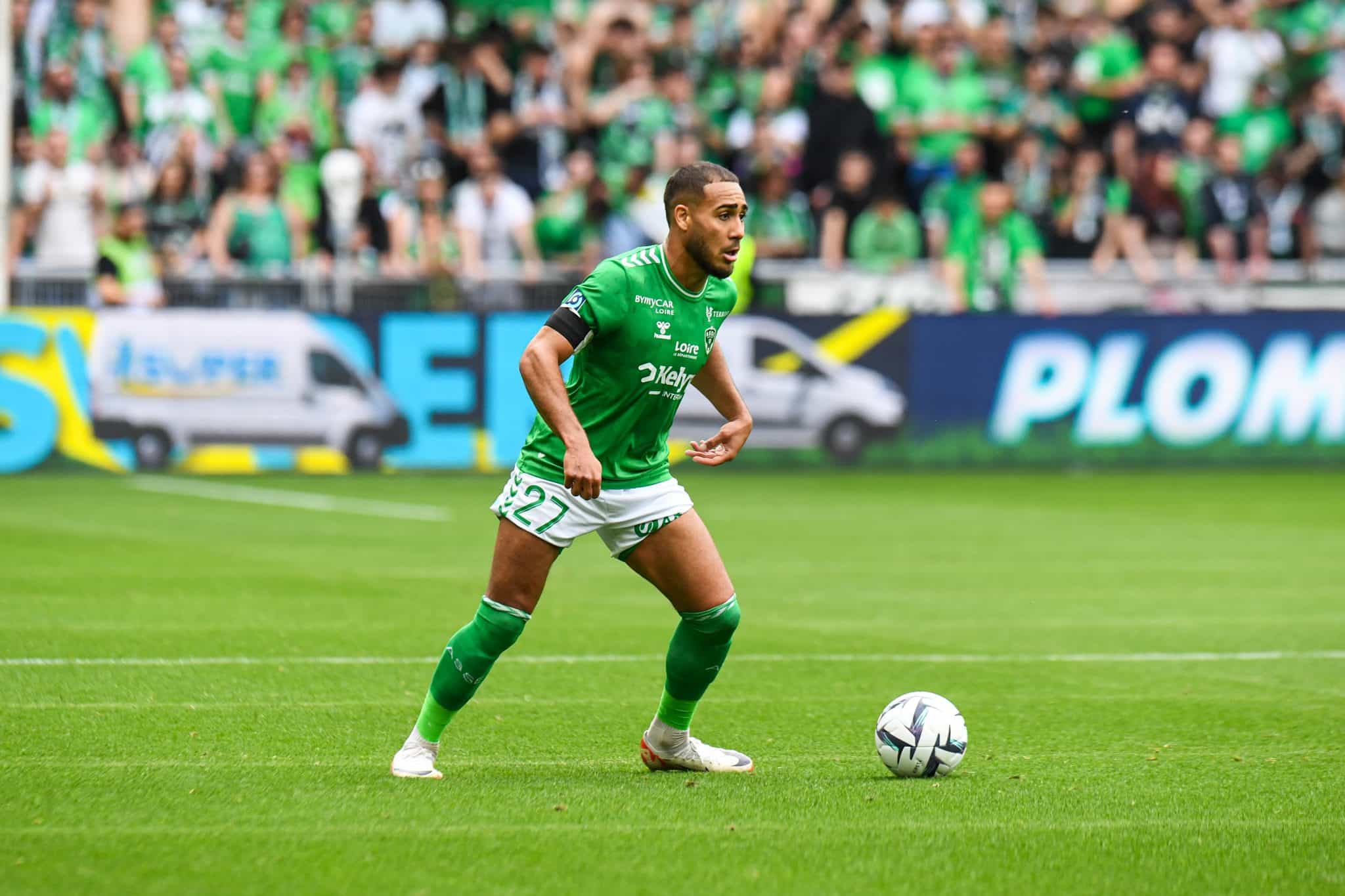 Juste après le coup de sifflet final d’une rencontre tendue de L2, quel coach adverse aurait giflé un Stéphanois, Yvann Maçon ?