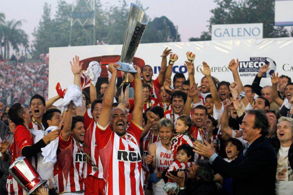 Estudiantes, campeón del Apertura 2010 tras ganarle el mano a mano a Vélez