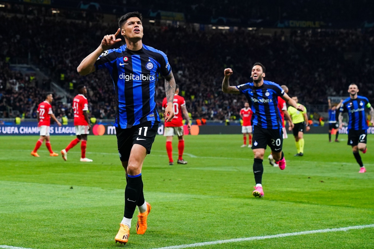 Joaquín Correa festejando un gol en Champions League con Inter