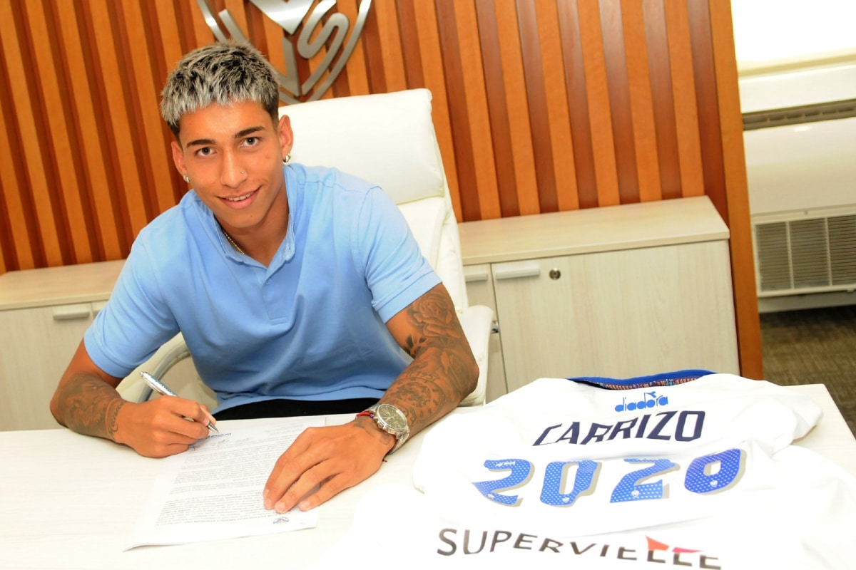 Maher Carrizo firmando contrato con Vélez