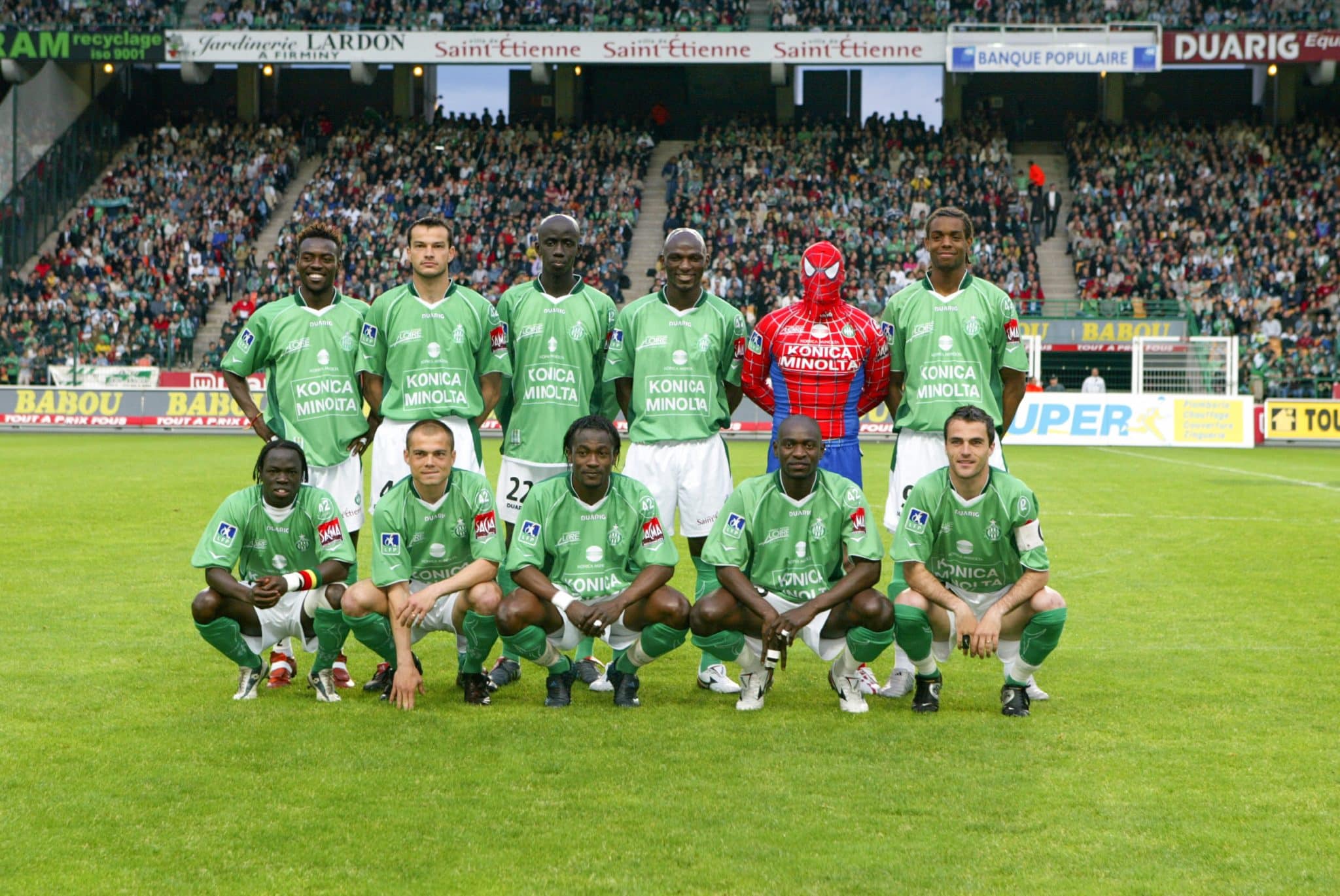 Quel joueur de l’AS Saint-Etienne lors de la saison 2004-2005 cache son visage derrière cet ensemble à l’effigie de Spider-Man ?