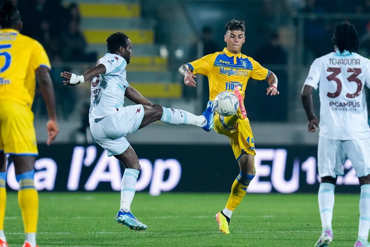 Frosinone Calcio v US Salernitana – Serie A TIM Lassana Coulibaly of US Salernitana and Enzo Barrenechea of Frosinone Ca