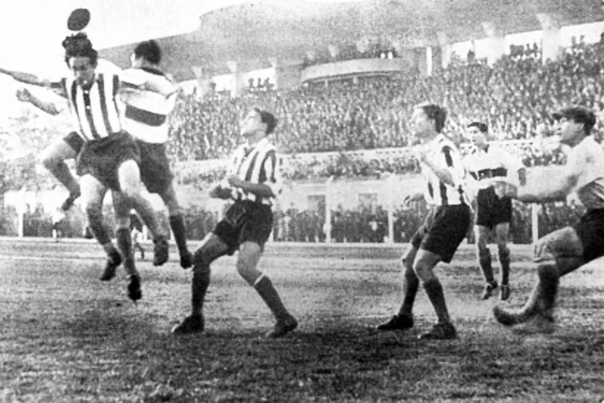 Isidro Orleans ganando de cabeza en un clásico entre Gimnasia y Estudiantes