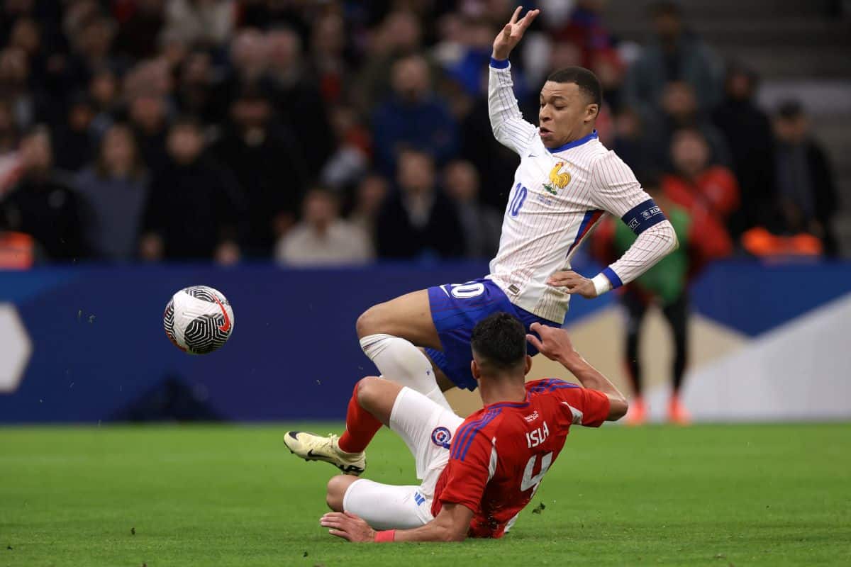 Mauricio Isla y Kylian Mbappe
