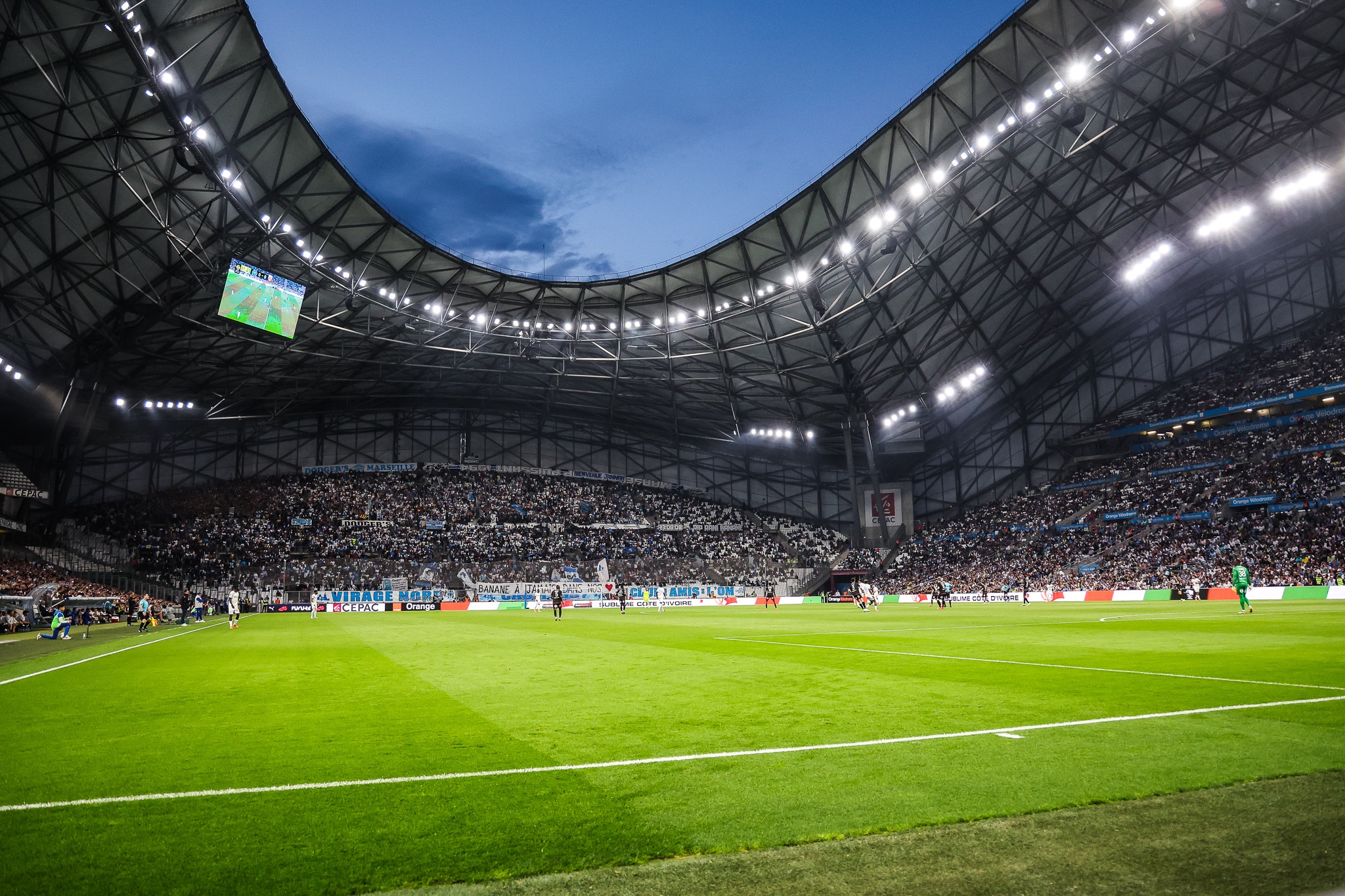 Quel joueur, qui a passé 3 saisons au PSG, a fêté son jubilé au stade Vélodrome en 2005, après seulement 20 rencontres avec l’OM entre octobre 2000 et l’été 2021 ?