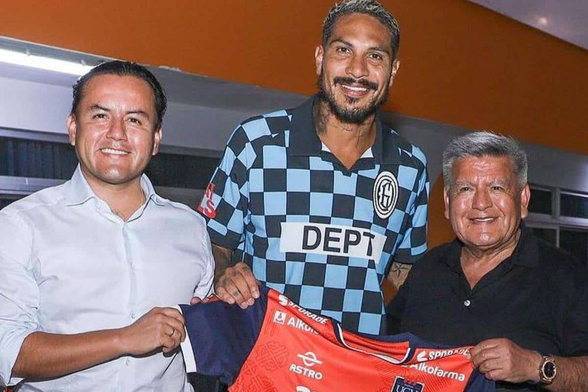 Paolo Guerrero junto a Richard y César Acuña