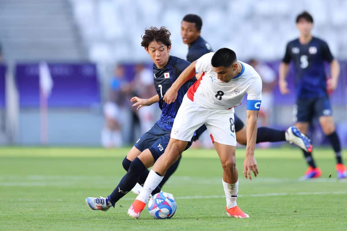 (L to R) Rihito Yamamoto (JPN), Gomez Diego (PAR), JULY 24, 2024 – Football/Soccer : Men s Group D match between Japan 5
