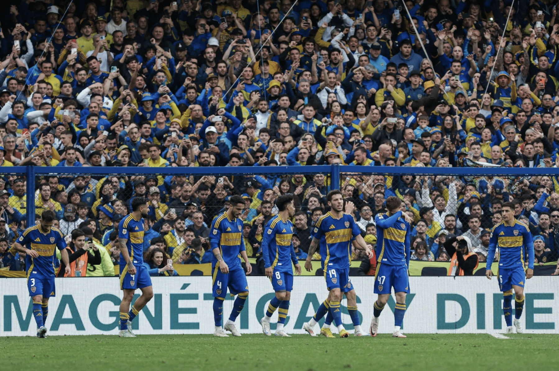 Los jugadores de Boca Juniors celebran tras marcar un gol. Imagen: Imago.