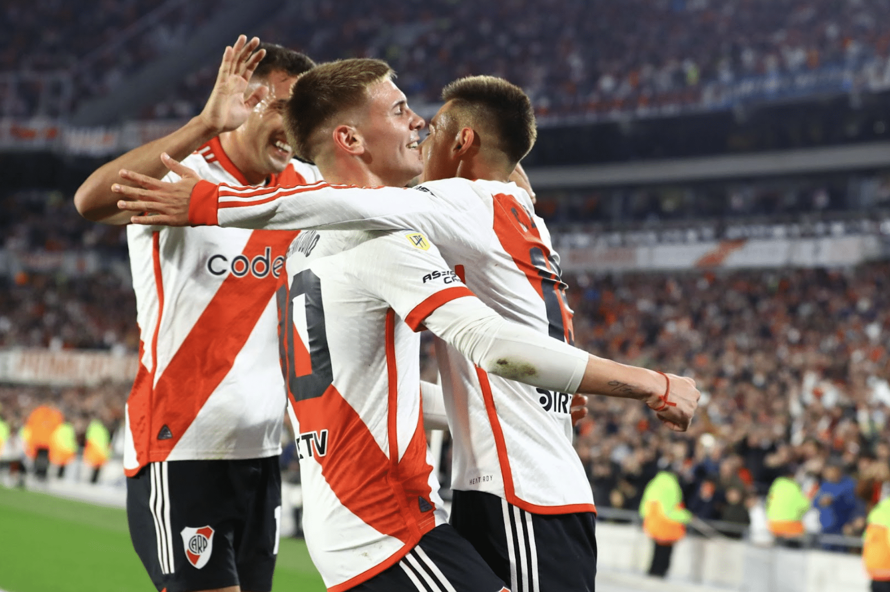 Claudio Echeverri celebra con sus compañeros tras anotar un gol contra Huracán durante el último partido de la Liga. Imagen: Imago.