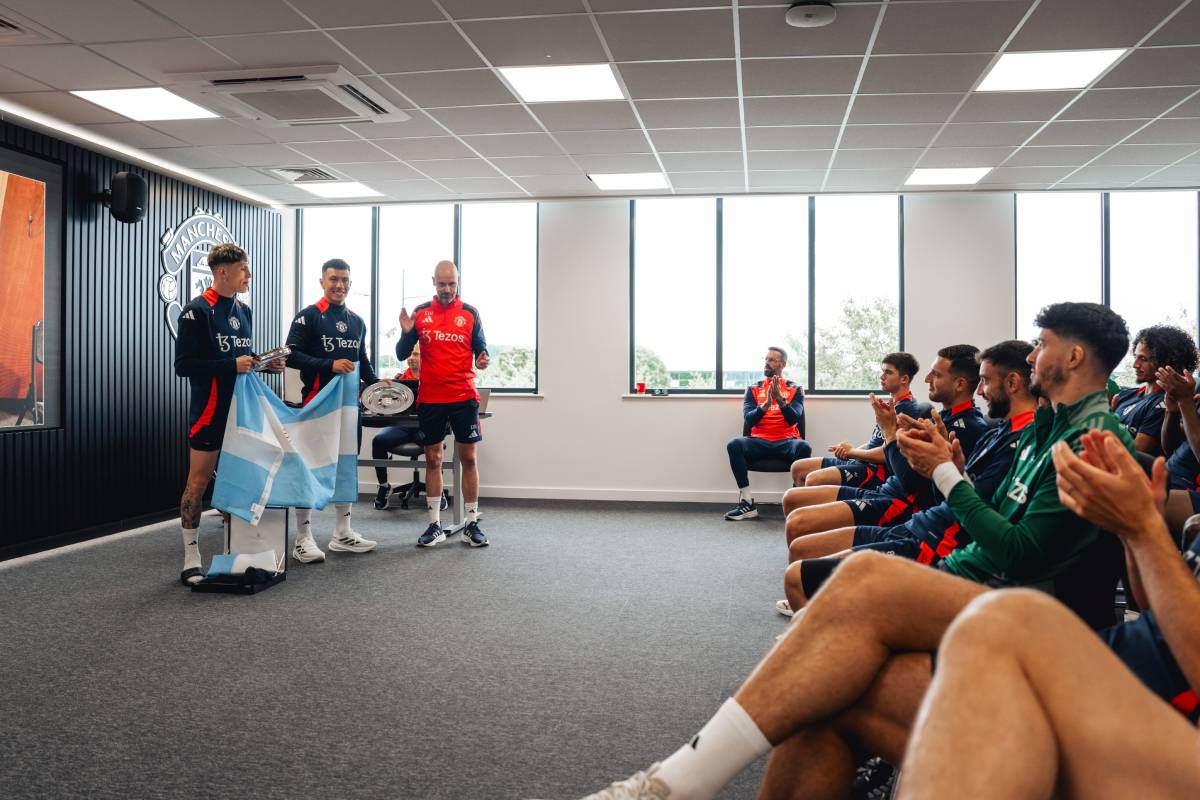 Alejandro Garnacho y Lisandro Martínez, reconocidos en Manchester United