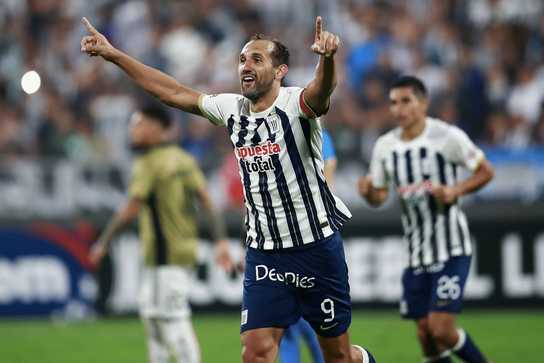 El jugador de Alianza de Lima, Hernán Barcos, celebra su gol contra Colo Colo durante el partido de Copa Libertadores. Imagen: Imago.