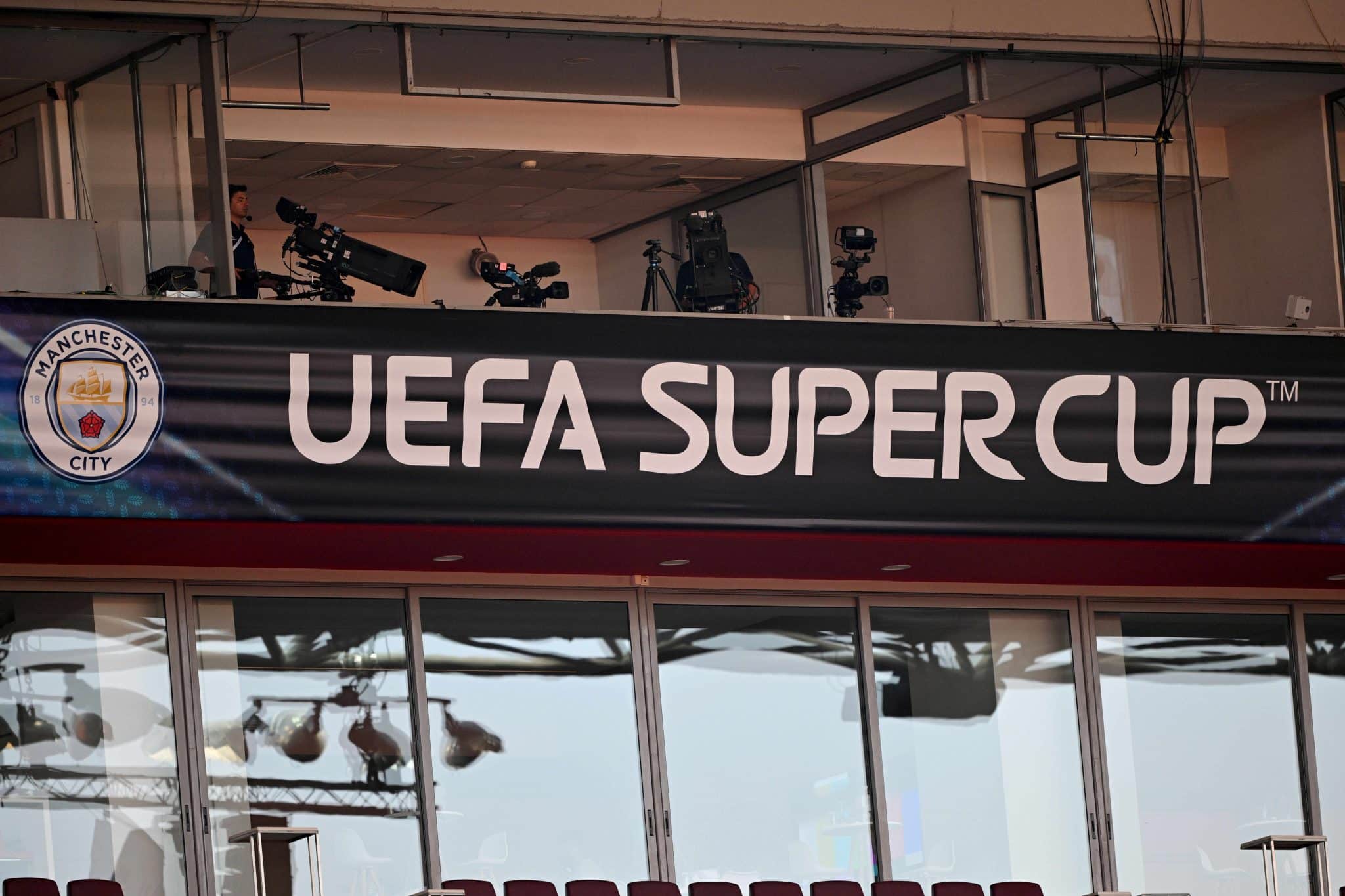 Dans quel stade la Supercoupe d’Europe s’est-elle jouée entre 1998 et 2012 ?