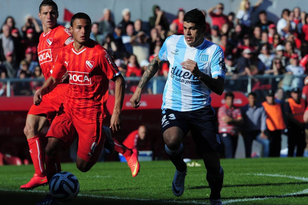 Gustavo Bou de Racing marcado por Nestor Breitenbruch de Independiente. Liga Profesional de Fútbol, jornada 5. Imagen: Imago.