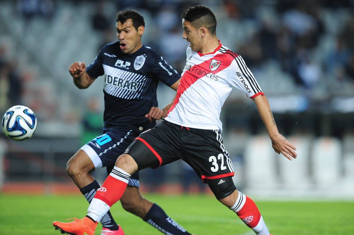 Sebastian Driussi de River Plate vs Juan Quiroga de Gimnasia. Liga Profesional de Fútbol, jornada 11. Imagen: Imago.