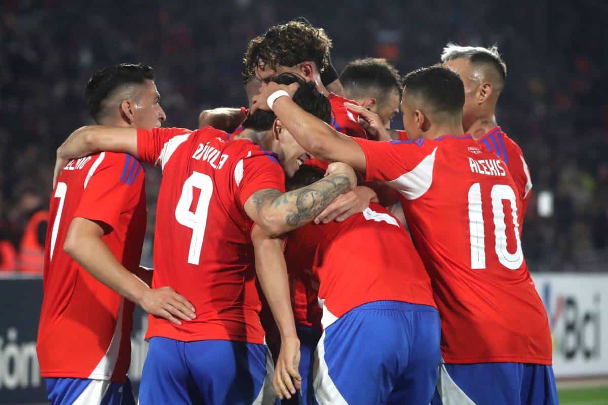 Chile, el equipo con más rojas de las eliminatorias