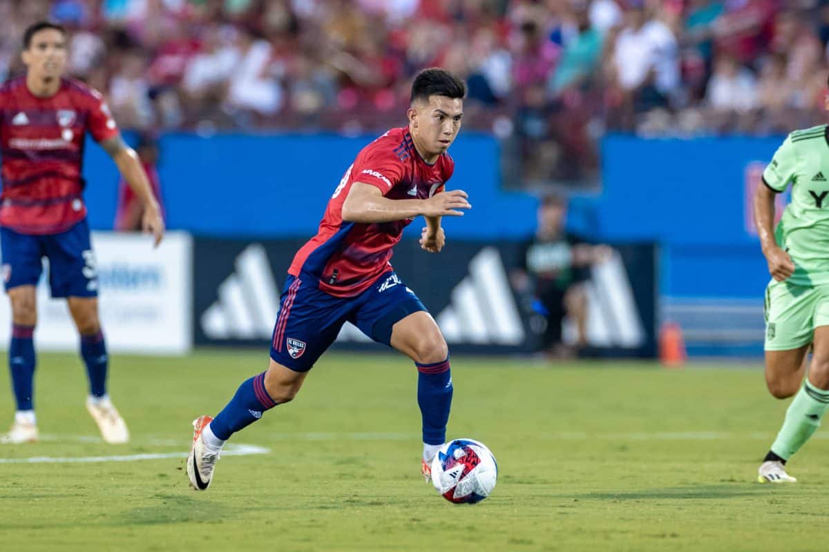 FRISCO, TX – AUG 26: FC Dallas forward Alan Velasco ( 20) dribbles up field during the MLS, Fussball Herren, USA soccer
