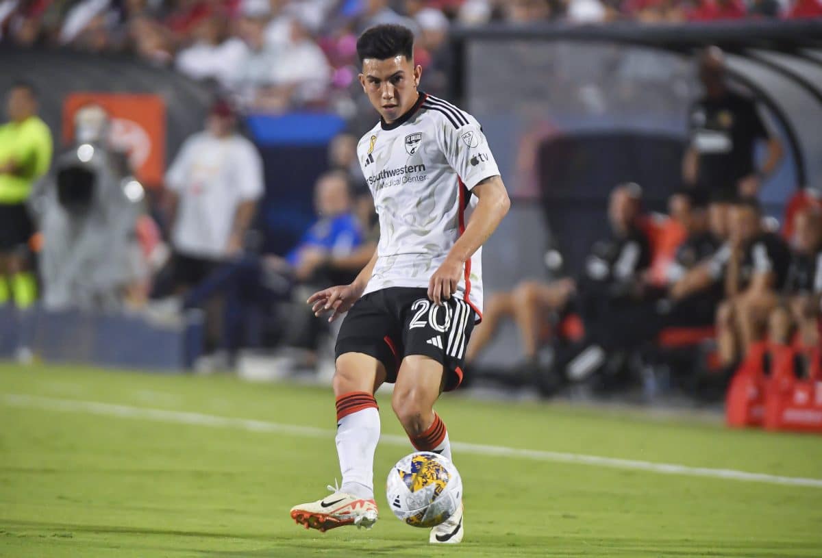 FRISCO, TX – SEPTEMBER 02: FC Dallas forward Alan Velasco makes a pass during the first half of a MLS, Fussball Herren,