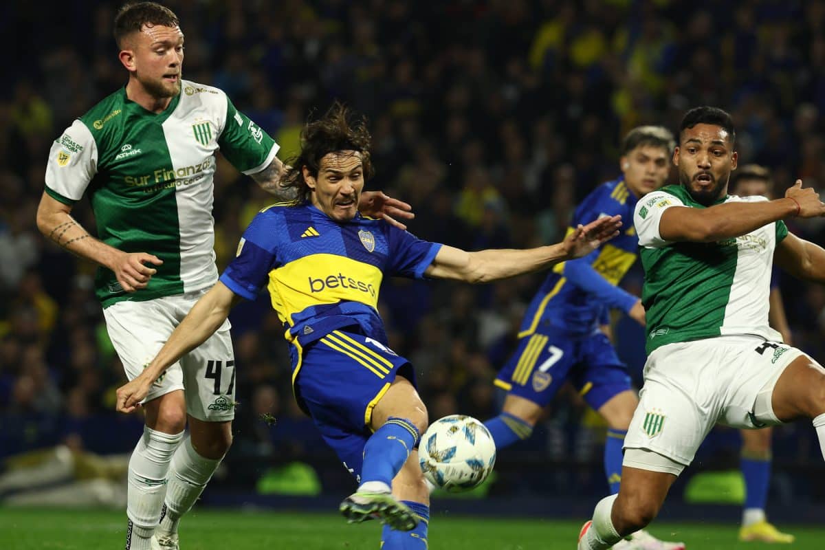 Boca Juniors Uruguayan forward Edinson Cavani (C) shots to score a goal against Banfield during their Argentine Professi