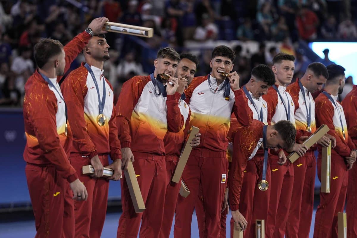 August 9, 2024, Paris, Paris, FRANCE: Gold medalist Team of Spain pose during Men s Gold Medal Match of the Football bet