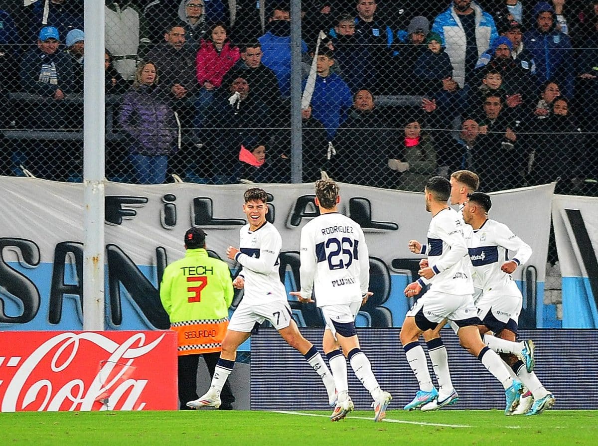 Benjamin Dominguez. Racing Culb de Avellaneda vs Gimnasia y Esgrima de La Plata. Fecha 10 Torneo Liga Profesional. Futbo