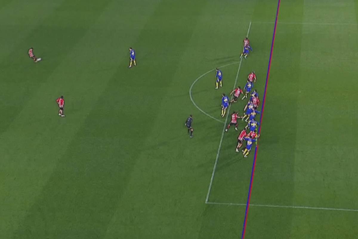 El offside de Federico Fernández en la previa del 2-1 de Estudiantes sobre Boca
