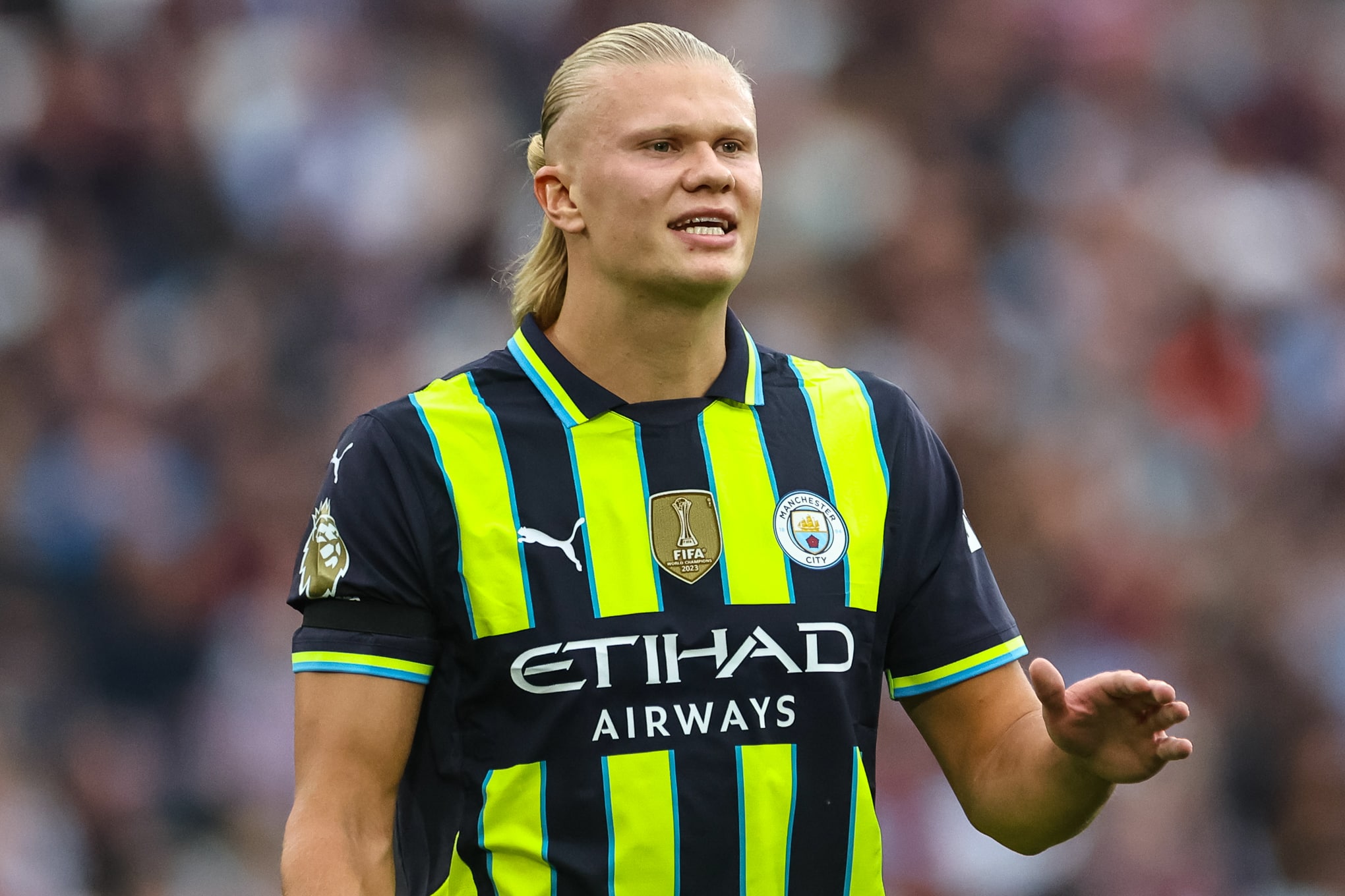 Laquelle de ces descriptions ne correspond PAS à un maillot extérieur ou third récent de Manchester City ?