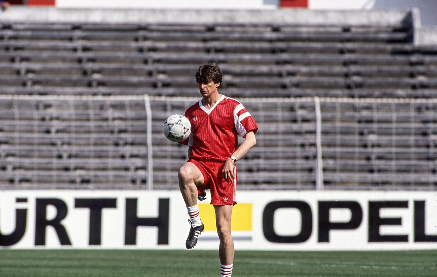 Lors de l’édition 1994-1995 de la Ligue des Champions, quel trio le coach de l’AS Monaco, Arsène Wenger, aligne-t-il lors de la défaite 0-1 contre le Barça en avril 1994 ?