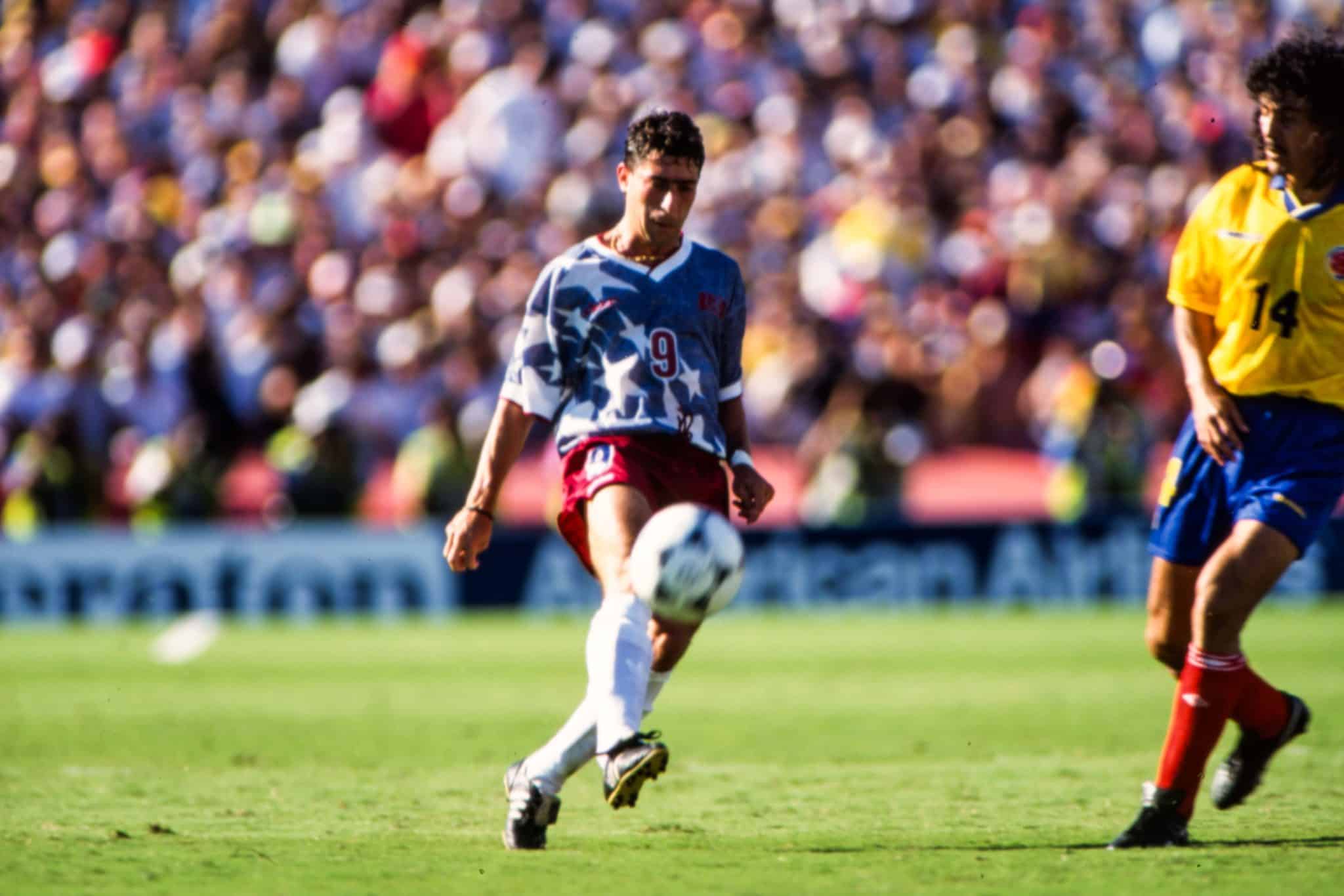 Lors de la Coupe du monde 1994, quelle équipe nationale a joué à trois reprises avec une tunique étoilée ?