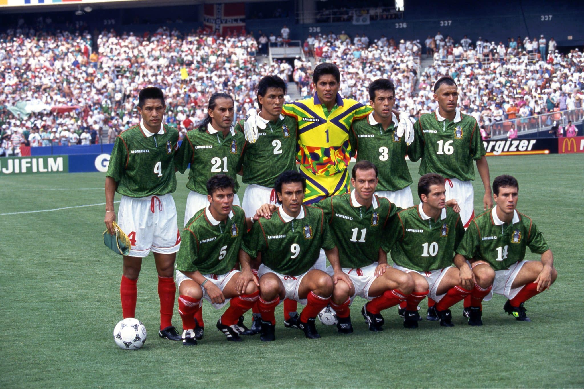 Sur cette image datant de la Coupe du monde 1994, qui est ce gardien, célèbre pour porter des maillots bariolés ?