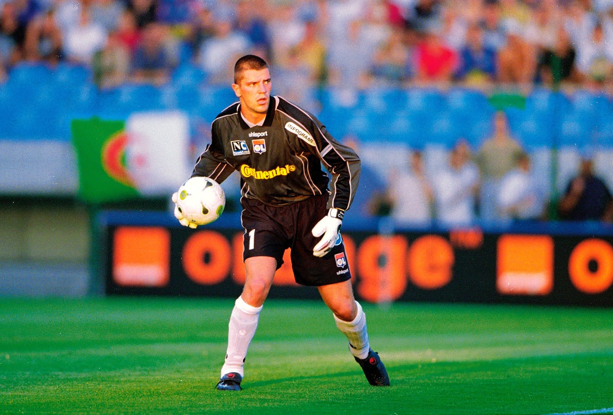 En octobre 2001, en Ligue des Champions, devant quel attaquant du FC Barcelone Grégory Coupet réalise un double arrêt mémorable au Camp Nou, en évitant d’abord de se faire lober par son propre défenseur puis en arrêtant une tête puissante d’un Barcelonais dans la foulée ?